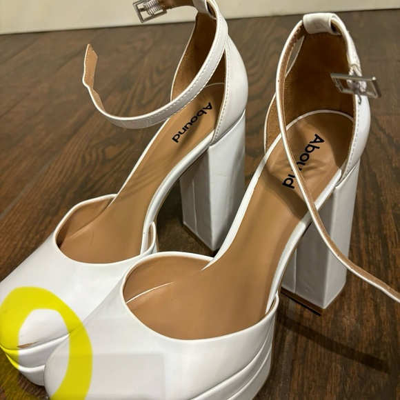 White platform heels with ankle strap- size 7.5 - Picture 3 of 6